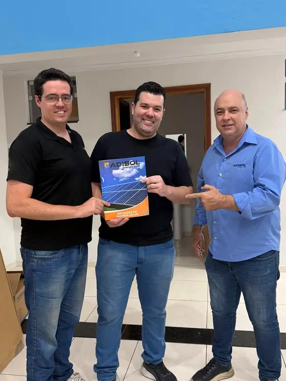 Cliente Radisol recebendo o projeto entregue