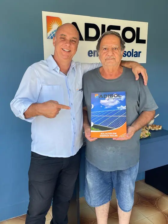 Cliente Radisol recebendo o projeto entregue