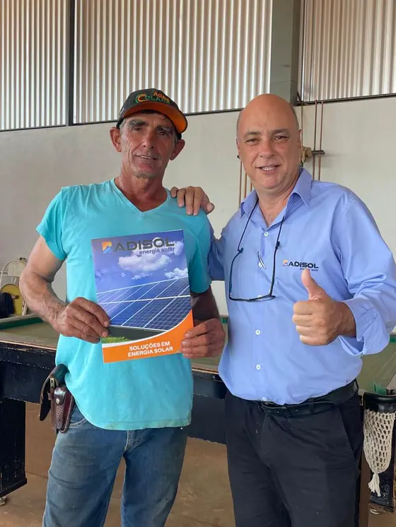 Cliente Radisol recebendo o projeto entregue