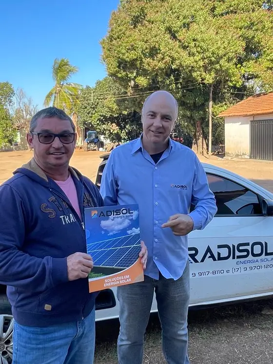 Cliente Radisol recebendo o projeto entregue