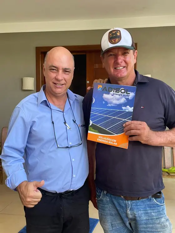 Cliente Radisol recebendo o projeto entregue