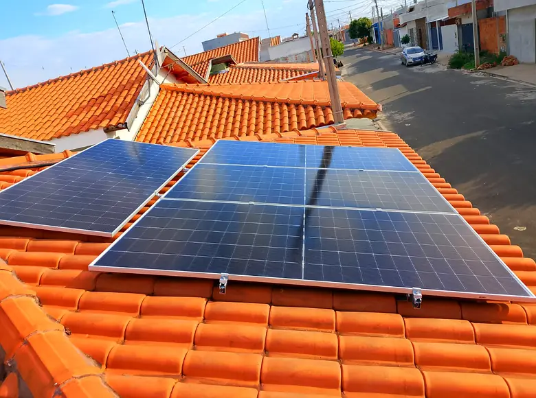 Sistema fotovoltaico em telhado cerâmico residencial