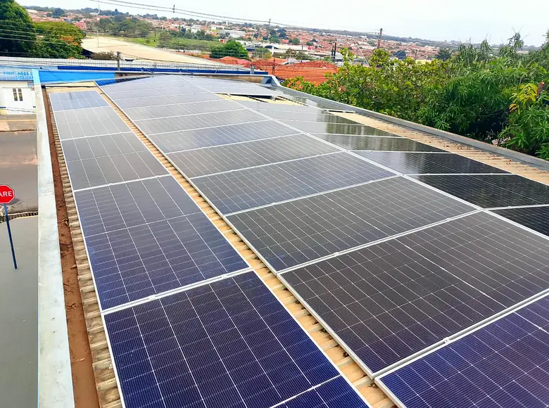 Usina solar comercial em telhado de galpão
