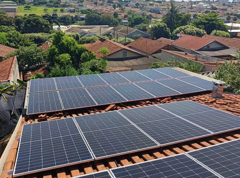 Instalação solar em residência com vista para a cidade
