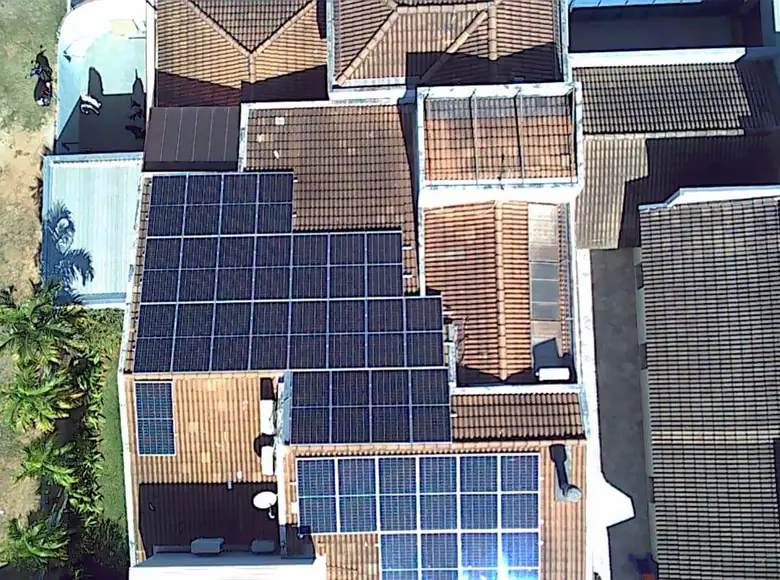 Vista aérea de sistemas solares instalados