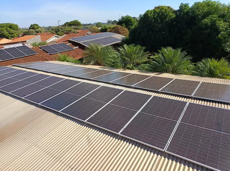 Usina solar em telhado metálico