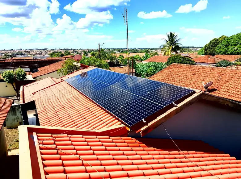 Sistema solar residencial em telhado de duas águas