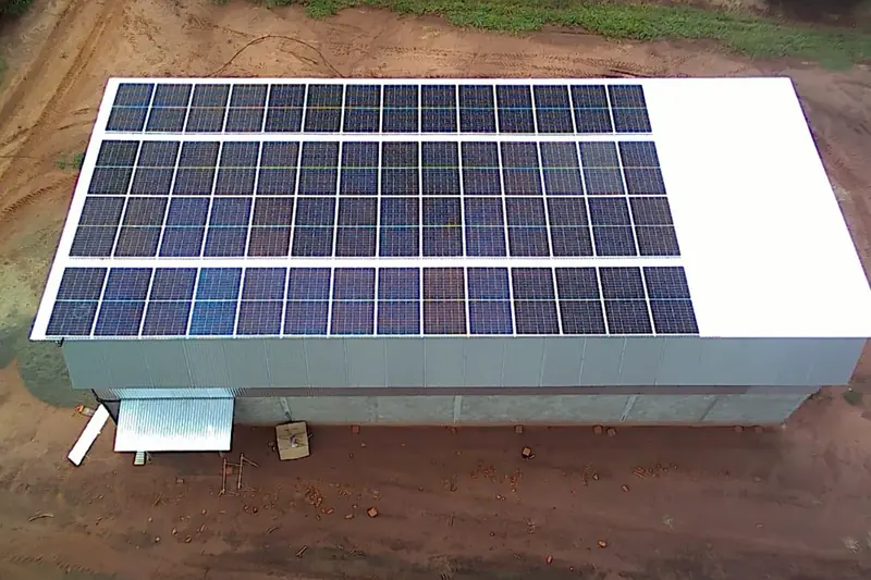 Usina em galpão comercial instalado pela Radisol