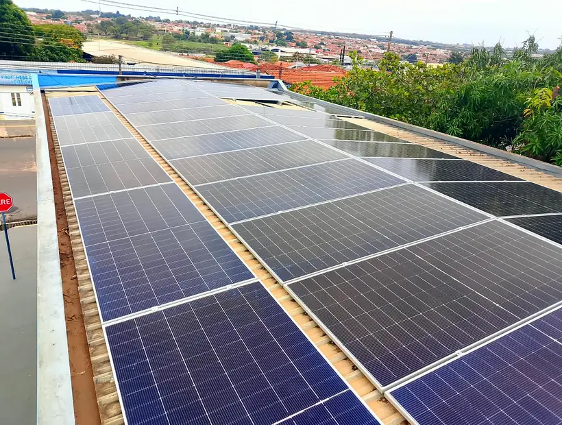 Sistema solar comercial e industrial instalado pela Radisol